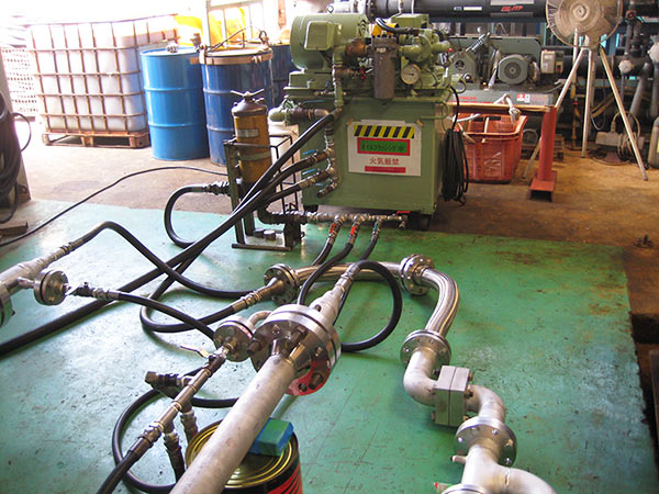 オイルフラッシング作業風景イメージ